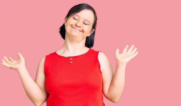 Mujer Morena Con Síndrome Vistiendo Ropa Casual Celebrando Loco Loco — Foto de Stock