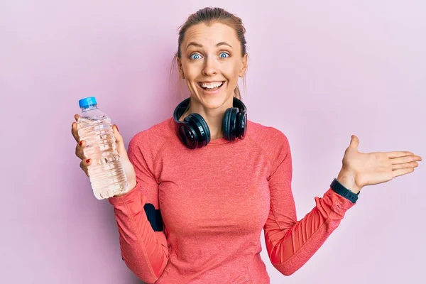 Beautiful Caucasian Sports Woman Wearing Sportswear Drinking Bottle Water Celebrating — Stock Photo, Image