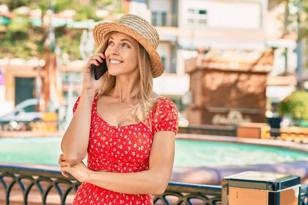 Mladé Blondýny Turistické Žena Sobě Letní Styl Mluví Smartphone Městě — Stock fotografie