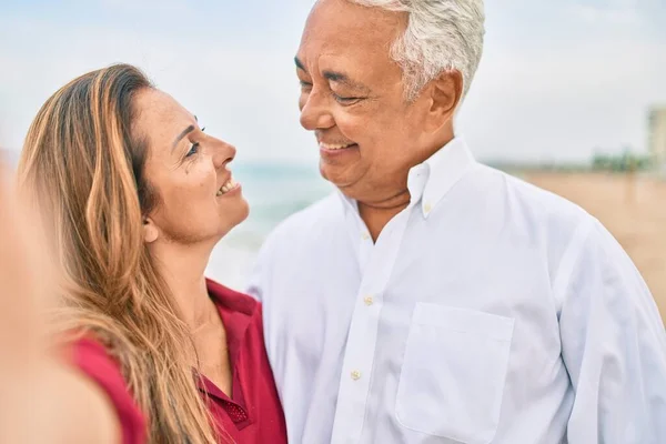 Middelbare Leeftijd Hispanic Paar Glimlachen Gelukkig Maken Selfie Door Camera — Stockfoto