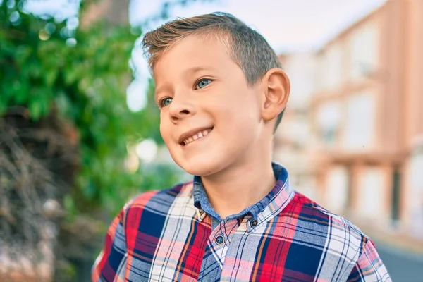 Чарівний Білий Хлопчик Посміхається Щасливий Стоячи Місті — стокове фото
