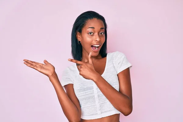 Ung Afrikansk Amerikansk Kvinna Bär Casual Kläder Förvånad Och Ler — Stockfoto