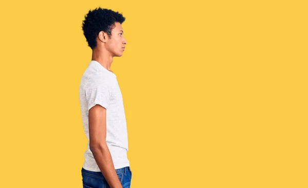 Joven Afroamericano Hombre Vistiendo Casual Camiseta Blanca Mirando Lado Relajarse —  Fotos de Stock