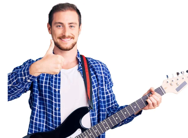 Joven Guapo Hombre Caucásico Tocando Guitarra Eléctrica Sonriendo Feliz Positivo — Foto de Stock