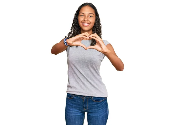 Młoda Afroamerykanka Ubrana Luźne Ubrania Uśmiechnięta Miłością Robiąca Ręcznie Symboliczny — Zdjęcie stockowe