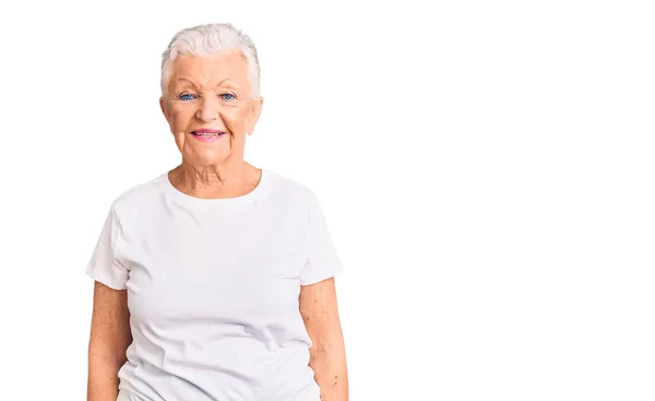 Mujer Mayor Hermosa Con Ojos Azules Cabello Gris Con Camiseta — Foto de Stock