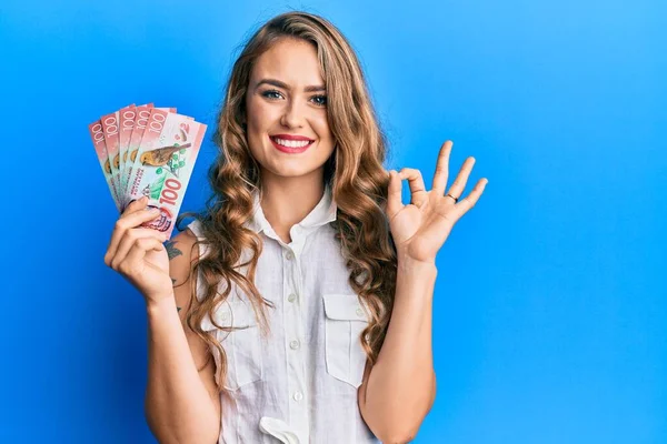 Joven Chica Rubia Sosteniendo 100 Billetes Nueva Zelanda Dólares Haciendo —  Fotos de Stock