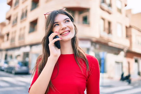 Ung Kaukasisk Kvinna Ler Glad Prata Smartphone Promenader Staden — Stockfoto