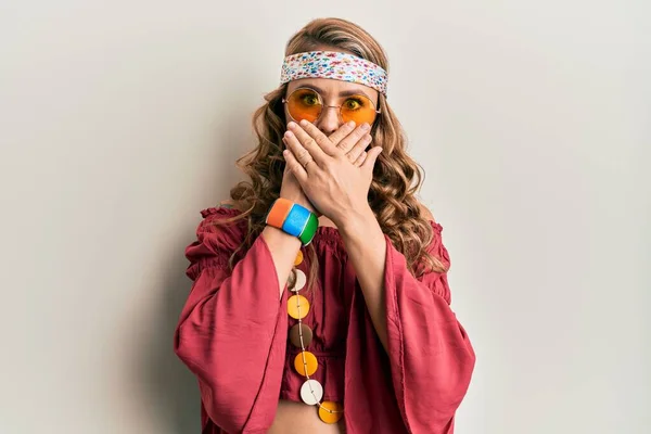 Chica Rubia Joven Vistiendo Estilo Bohemio Hippie Sorprendió Cubriendo Boca —  Fotos de Stock