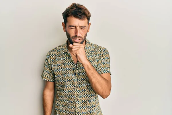 Homem Bonito Com Barba Vestindo Camisa Moda Casual Sentindo Mal — Fotografia de Stock