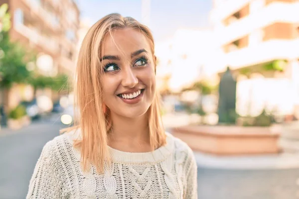 Joven Chica Rubia Sonriendo Feliz Pie Ciudad — Foto de Stock