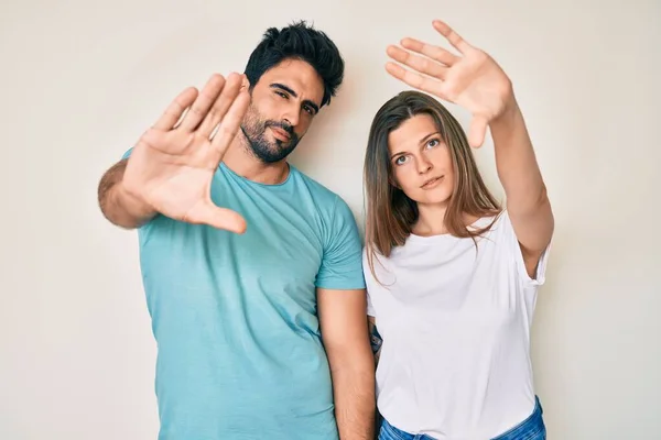 Bela Jovem Casal Namorado Namorada Juntos Fazendo Quadro Usando Mãos — Fotografia de Stock