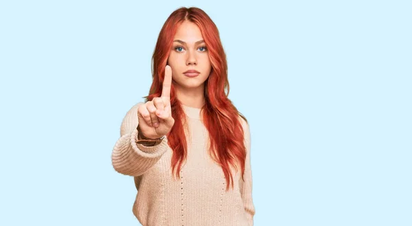 Kış Süveteri Giyen Genç Kızıl Saçlı Bir Kadın Parmağını Kaldırmış — Stok fotoğraf