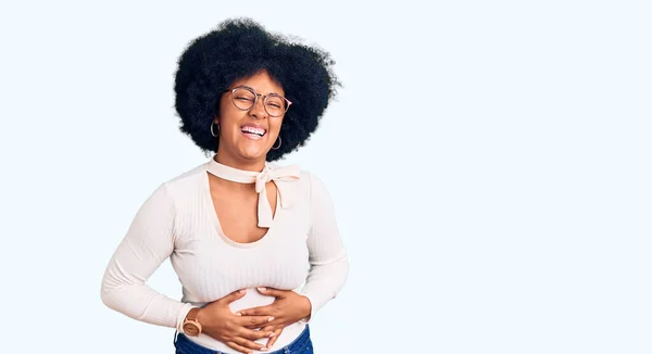 Sıradan Kıyafetler Gözlük Takan Afro Amerikalı Genç Bir Kız Gülümsüyor — Stok fotoğraf