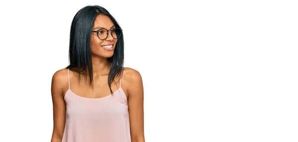Mladá Afroameričanka Neformálním Oblečení Brýlích Dívá Stranou Úsměvem Tváři Přirozený — Stock fotografie