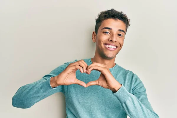 Νεαρός Όμορφος Αφροαμερικάνος Που Φοράει Καθημερινά Ρούχα Χαμογελώντας Στην Αγάπη — Φωτογραφία Αρχείου