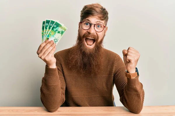 Jonge Ierse Roodharige Man Met Israel Shekels Bankbiljetten Tafel Schreeuwend — Stockfoto