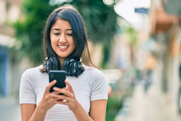 Young Hispanic Woman Smiling Happy Using Smartphone Headphones City — Stock Photo, Image