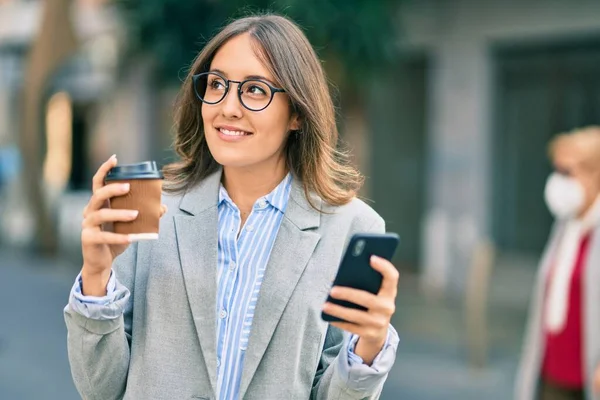 Ung Latinamerikansk Affärskvinna Använder Smartphone Och Dricka Bort Kaffe Staden — Stockfoto