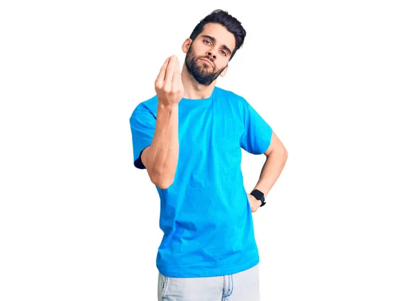 Joven Hombre Guapo Con Barba Llevando Camiseta Casual Haciendo Gesto — Foto de Stock