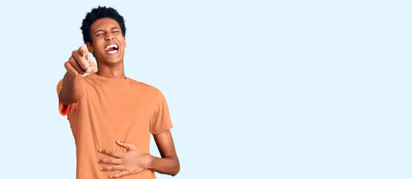 Junger Afrikanisch Amerikanischer Mann Lässiger Kleidung Lacht Dich Aus Zeigt — Stockfoto