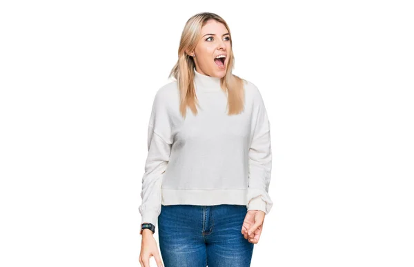 Junge Kaukasische Frau Lässigem Winterpullover Wütend Und Verrückt Schreiend Frustriert — Stockfoto