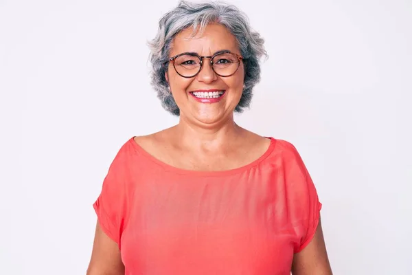 Старшая Латиноамериканка Повседневной Одежде Очках Счастливой Прохладной Улыбкой Лице Счастливчик — стоковое фото