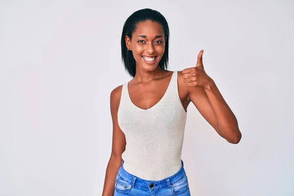 Junge Afrikanisch Amerikanische Frau Lässiger Kleidung Lächelt Glücklich Und Positiv — Stockfoto