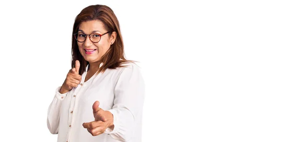 Lateinamerikanerin Mittleren Alters Lässiger Kleidung Und Brille Die Mit Fröhlichem — Stockfoto