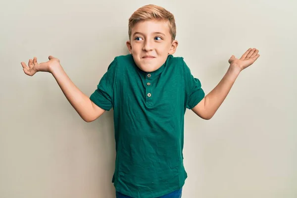 Garoto Loiro Bonito Vestindo Roupas Casuais Olhando Para Câmera Sorrindo — Fotografia de Stock