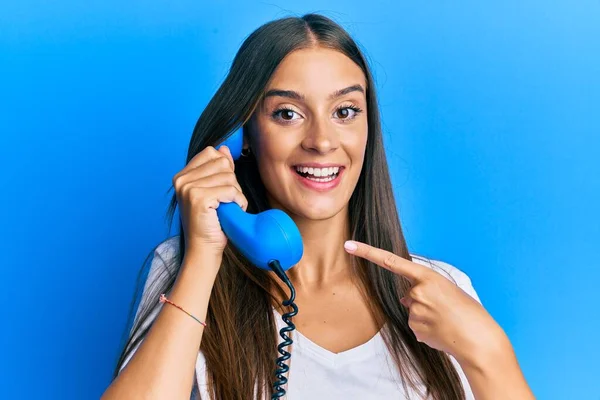 Jovem Hispânica Segurando Telefone Vintage Sorrindo Feliz Apontando Com Mão — Fotografia de Stock