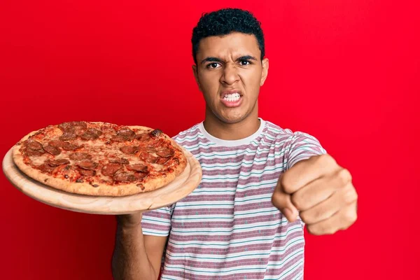 Jovem Árabe Homem Segurando Pizza Italiana Irritado Frustrado Gritando Com — Fotografia de Stock