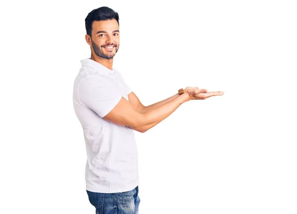 Jovem Hispânico Bonito Vestindo Roupas Casuais Apontando Para Lado Com — Fotografia de Stock