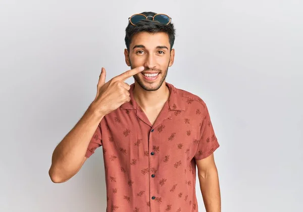 Mladý Pohledný Muž Neformálním Letním Oblečení Ukazoval Prstem Tvář Nos — Stock fotografie