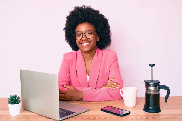 Jovem Afro Americana Trabalhando Mesa Usando Computador Laptop Rosto Feliz — Fotografia de Stock