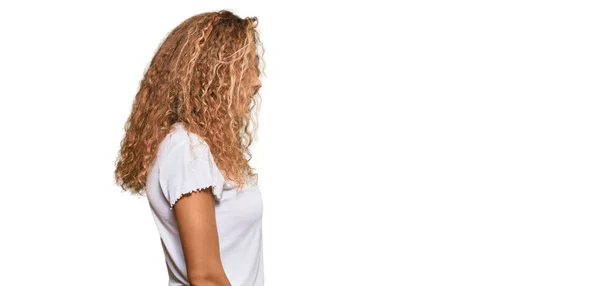 Beautiful Caucasian Teenager Girl Wearing Casual White Tshirt Looking Side — Stock Photo, Image