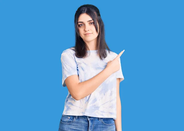 Jong Mooi Meisje Dragen Casual Shirt Wijzend Met Hand Vinger — Stockfoto