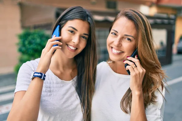 Όμορφη Ισπανόφωνη Μητέρα Και Κόρη Χαμογελώντας Ευτυχισμένοι Μιλώντας Στο Smartphone — Φωτογραφία Αρχείου