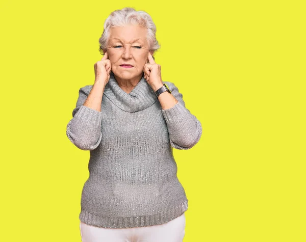 Kış Süveteri Giyen Yaşlı Gri Saçlı Kadın Yüksek Sesli Müzik — Stok fotoğraf