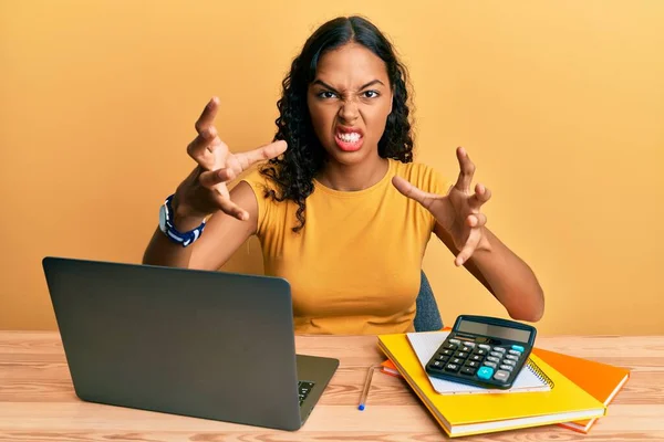 Jovem Afro Americana Trabalhando Escritório Com Laptop Calculadora Gritando Frustrado — Fotografia de Stock