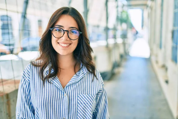 Young Hispanic Businesswoman Smiling Happy Walking City — Stock Photo, Image