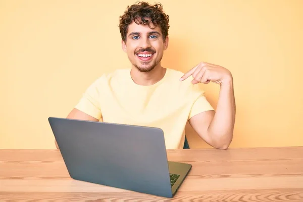 Jeune Homme Caucasien Aux Cheveux Bouclés Travaillant Bureau Avec Ordinateur — Photo