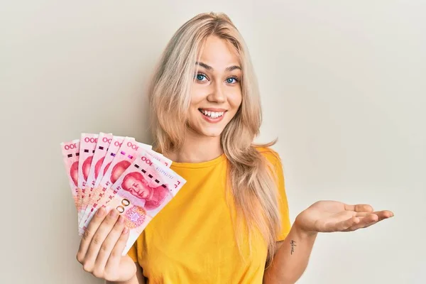 Vacker Kaukasiska Blond Flicka Med Yuan Kinesiska Sedlar Firar Prestation — Stockfoto