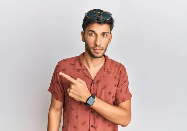 Νεαρός Όμορφος Άνδρας Φορώντας Casual Καλοκαιρινά Ρούχα Δείχνοντας Χέρι Δάχτυλο — Φωτογραφία Αρχείου