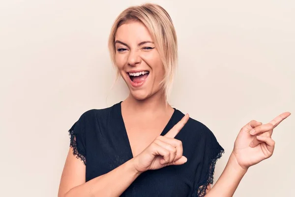 Jovem Mulher Loira Bonita Vestindo Camiseta Casual Sobre Fundo Branco — Fotografia de Stock