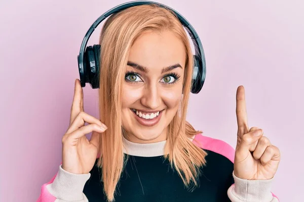 Schöne Kaukasische Frau Die Musik Über Kopfhörer Hört Mit Einer — Stockfoto