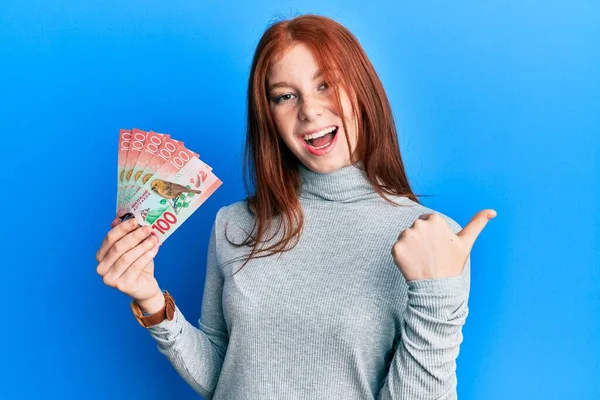 Joven Cabeza Roja Chica Sosteniendo 100 Billetes Nuevos Zealand Dólares — Foto de Stock