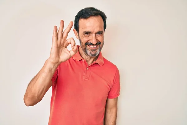 Hombre Hispano Mediana Edad Vistiendo Ropa Casual Sonriendo Positiva Haciendo — Foto de Stock