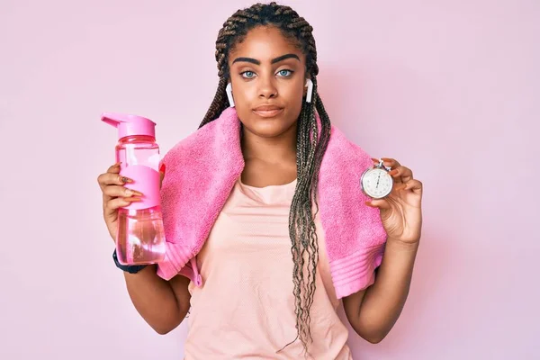 Jovem Afro Americana Desportiva Mulher Com Tranças Segurando Garrafa Água — Fotografia de Stock