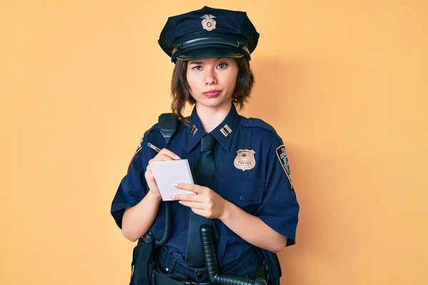 Mladá Krásná Dívka Policejní Uniformě Psaní Provozu Jemné Skeptické Nervózní — Stock fotografie